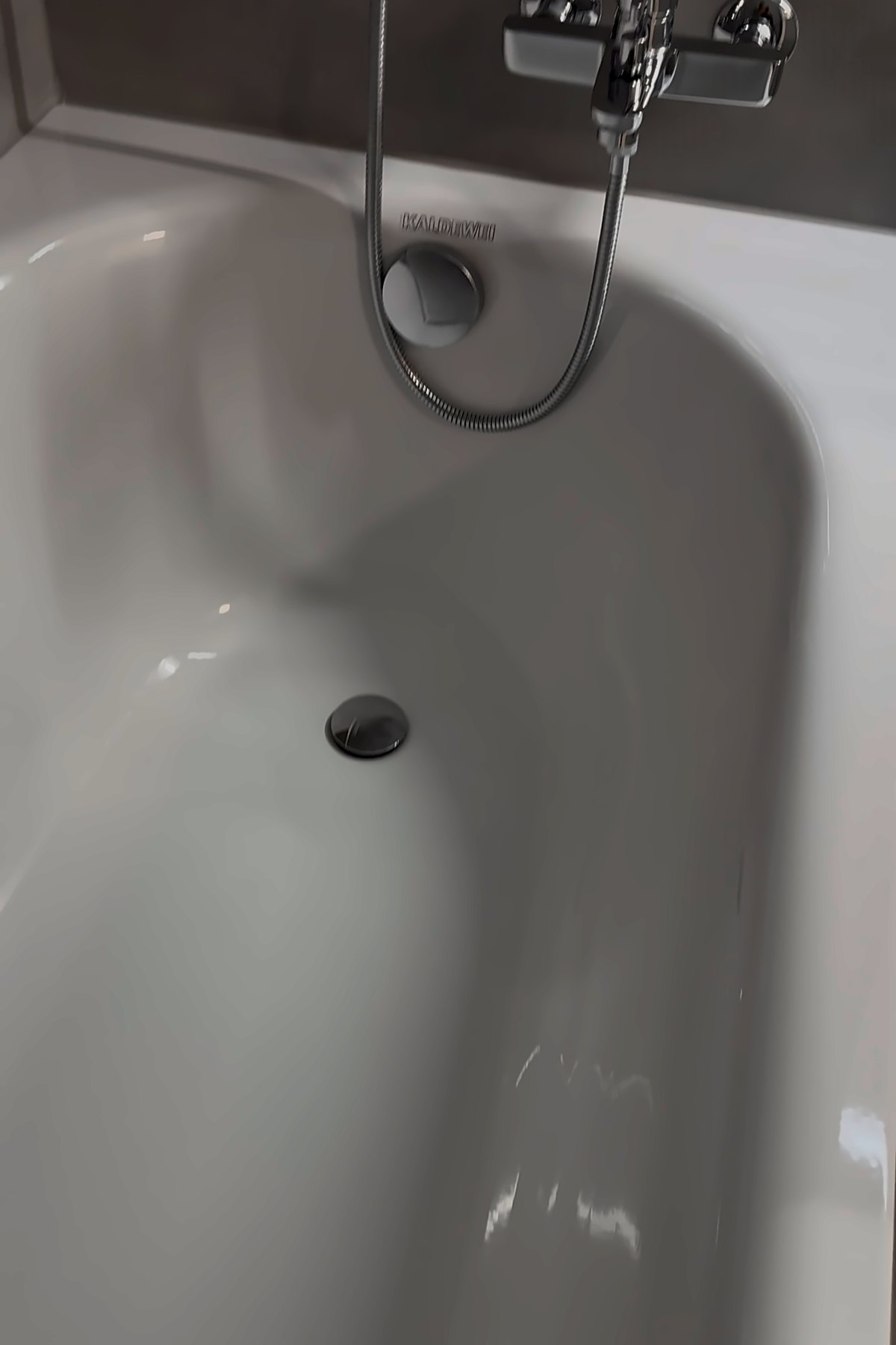 Baignoire blanche propre et brillante