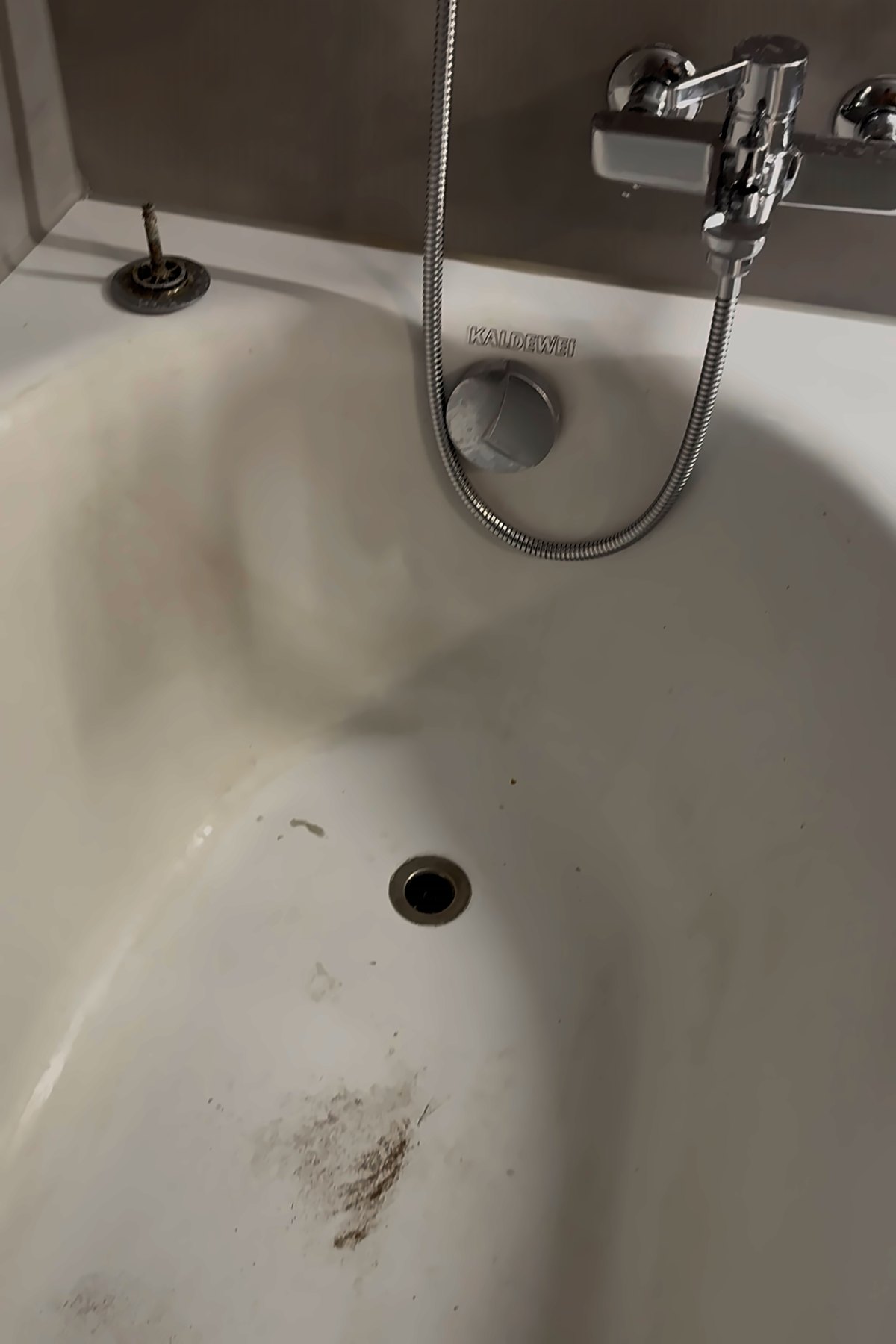 Baignoire avec traces de saleté et calcaire