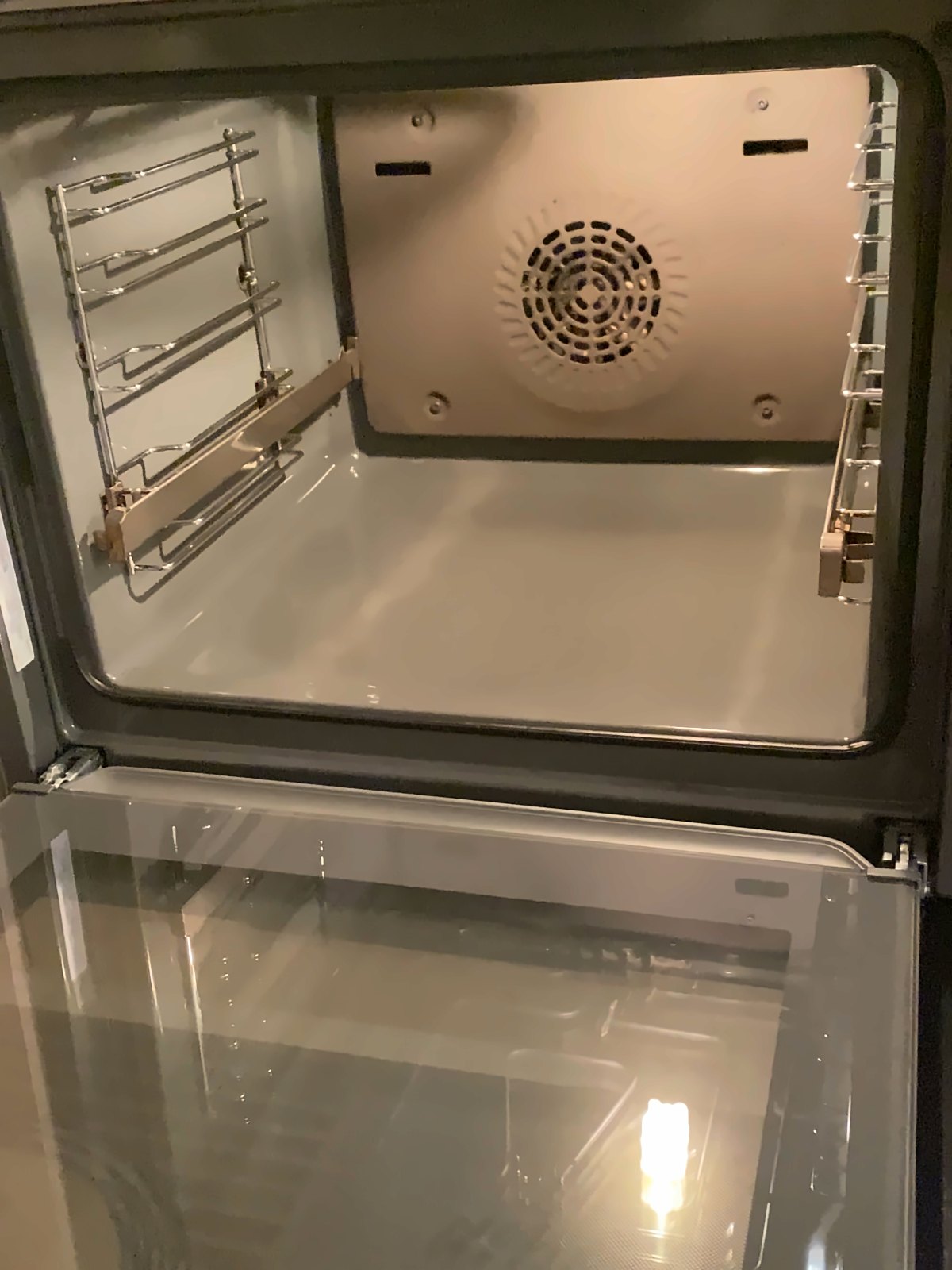 Intérieur de four propre et brillant